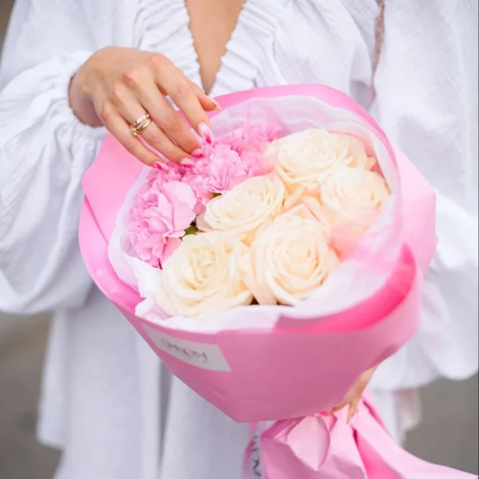 Duo bukiet z goździków i róży - obrazek 1