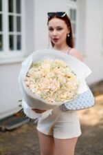 Białe róże i ozothamnus - obrazek 2