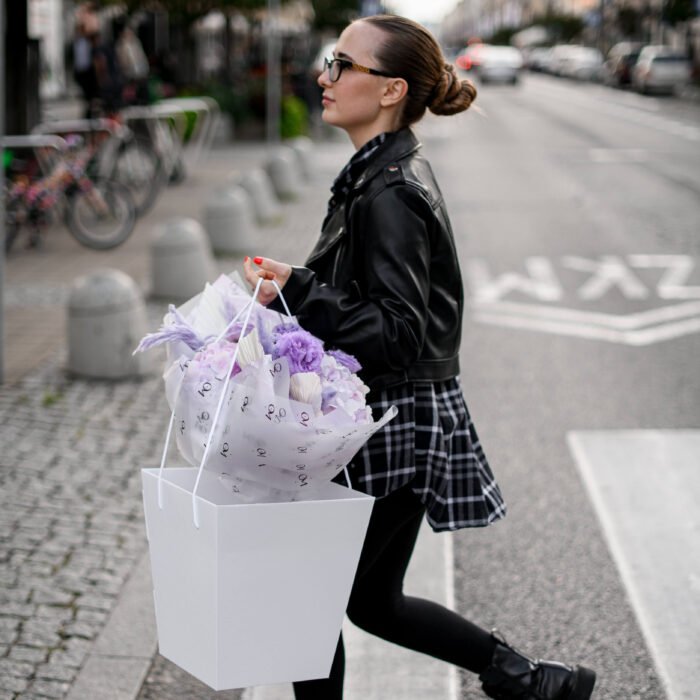 Bukiet z fioletowa hortensja i eustoma - obrazek 3