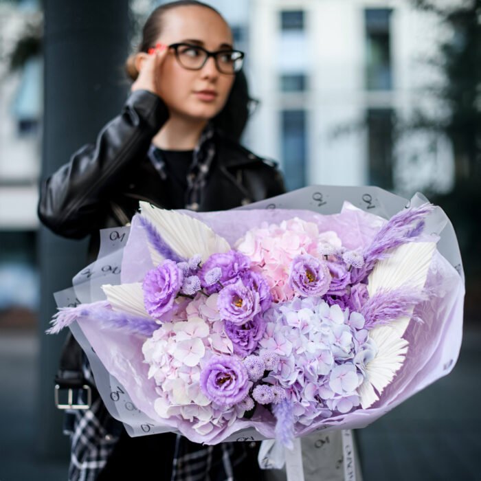 Bukiet z fioletowa hortensja i eustoma - obrazek 1