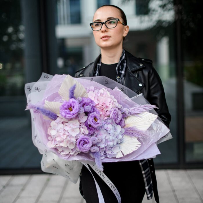 Bukiet z fioletowa hortensja i eustoma - obrazek 2