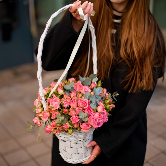 Kosz gałązkowych róż - obrazek 2