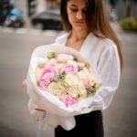 Bukiet z piwonii, gałązkowej róży, hortensji i dalie - obrazek 2