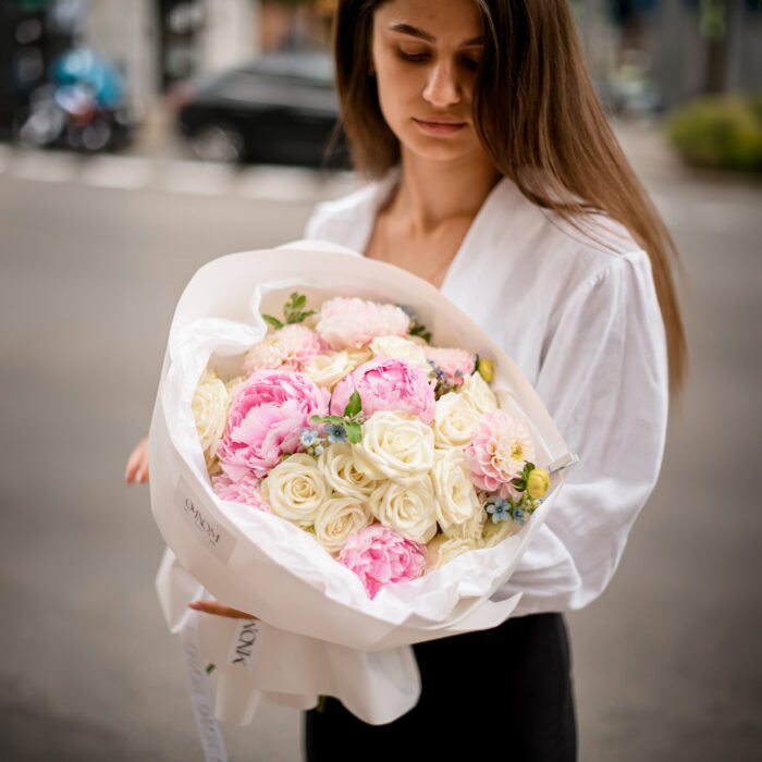Bukiet z piwonii, gałązkowej róży, hortensji i dalie - obrazek 2
