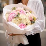 Bukiet z piwonii, gałązkowej róży, hortensji i dalie