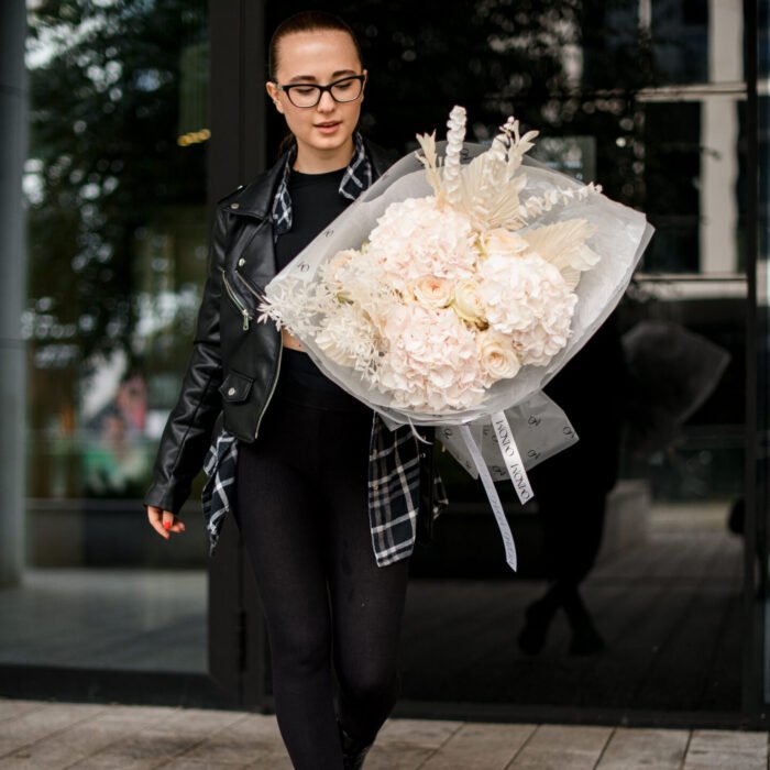 Bukiet z  białej hortensji i klasycznych róż - obrazek 2