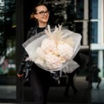 Bukiet z białej hortensji i klasycznych róż - obrazek 3