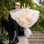 Bukiet z białej hortensji i klasycznych róż