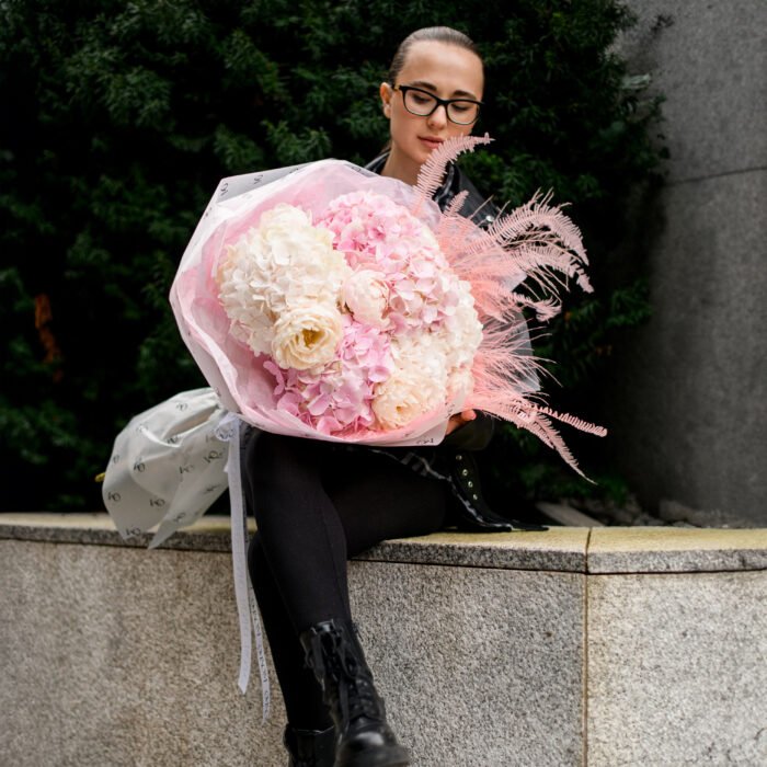 Bukiet z białych i różowych hortensji - obrazek 2