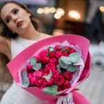 Gałązkowe piwoniowe róże z eukaliptusem - Image 2