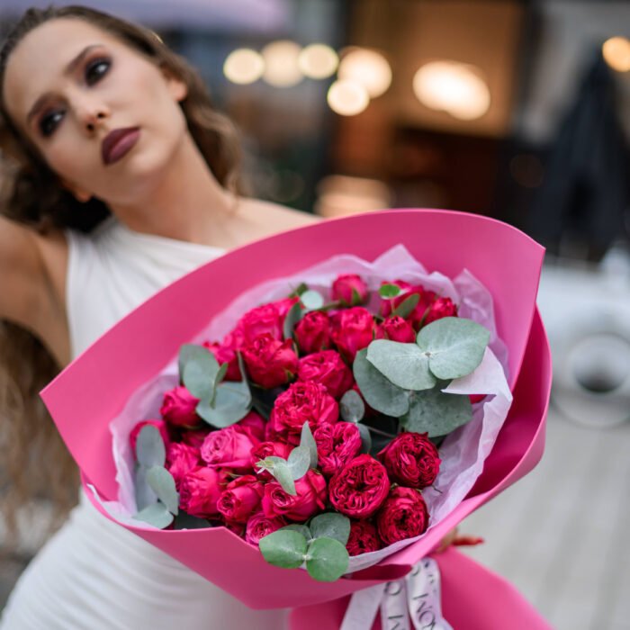 Gałązkowe piwoniowe róże z eukaliptusem - Image 2