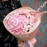 Bukiet z hortensji, gałązkowych róż i bawełny