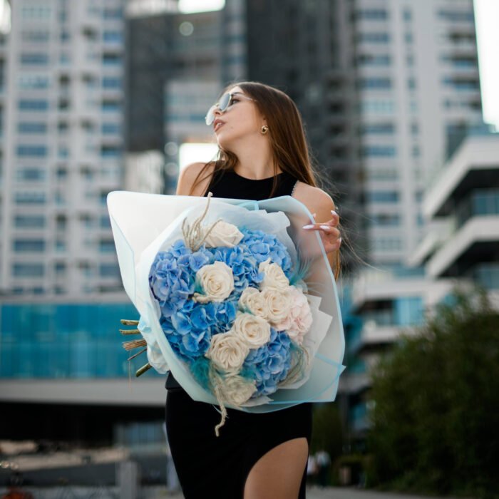 Bukiet z hortensji, róż, amarantusa i suszków - obrazek 2