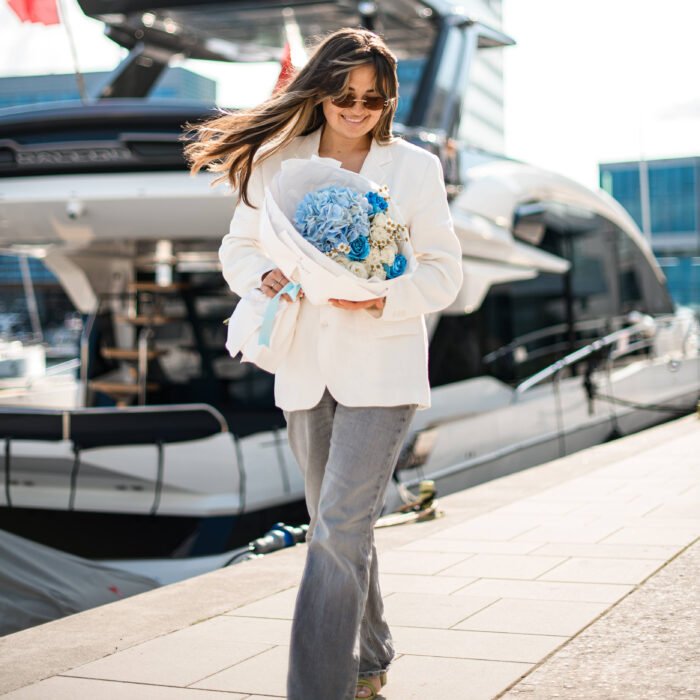 Bukiet z hortensję, róże, białe gałązkowe róże i rumianki - obrazek 2