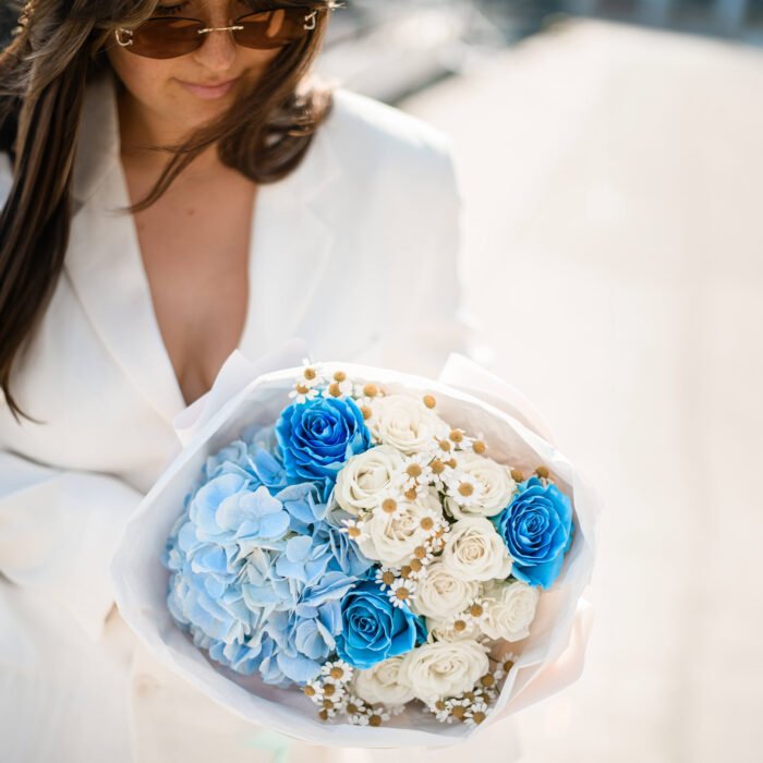 Bukiet z hortensję, róże, białe gałązkowe róże i rumianki - obrazek 3