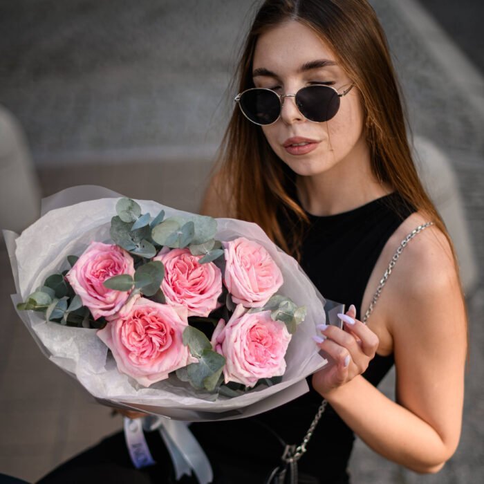 Piwoniowe róże z eukaliptusem - obrazek 1