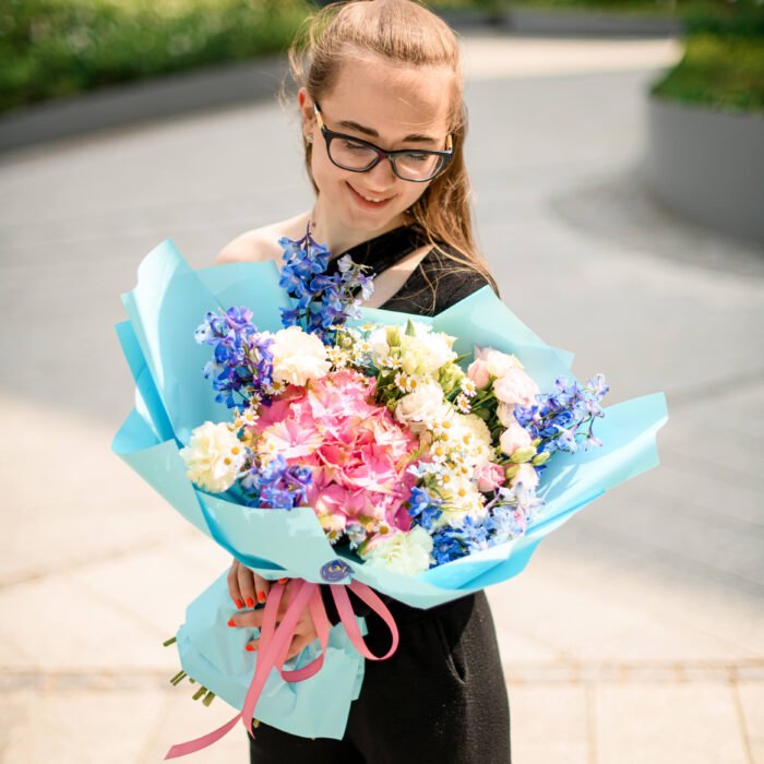 Bukiet z hortensji, delfiniuma, eustomy i rumianków - obrazek 2