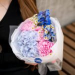 Bukiet z hortensji, piwonii, rumianków i delfiniuma