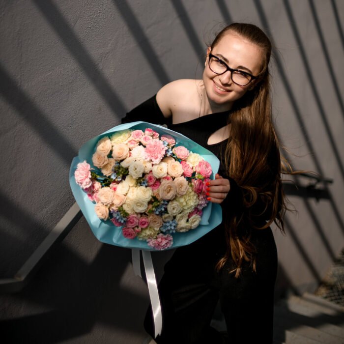 Trio bukiet (gałązkowe róże, oxypetalum, goździki) — изображение 2