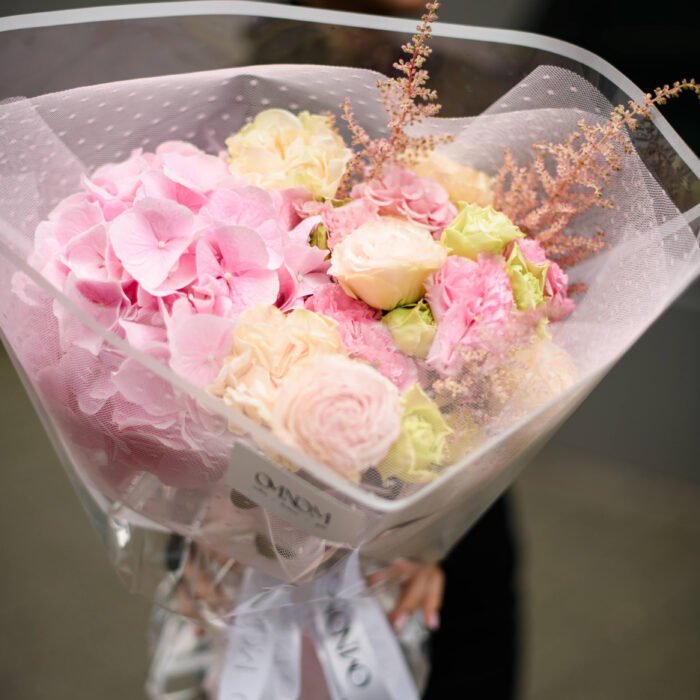 Bukiet z hortensji, białych piwoniowych róż i eustomy - obrazek 2