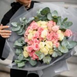 Gałązkowe róże z eukaliptusem