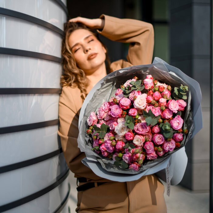 Gałązkowe piwoniowe róże z eukaliptusem - Image 4