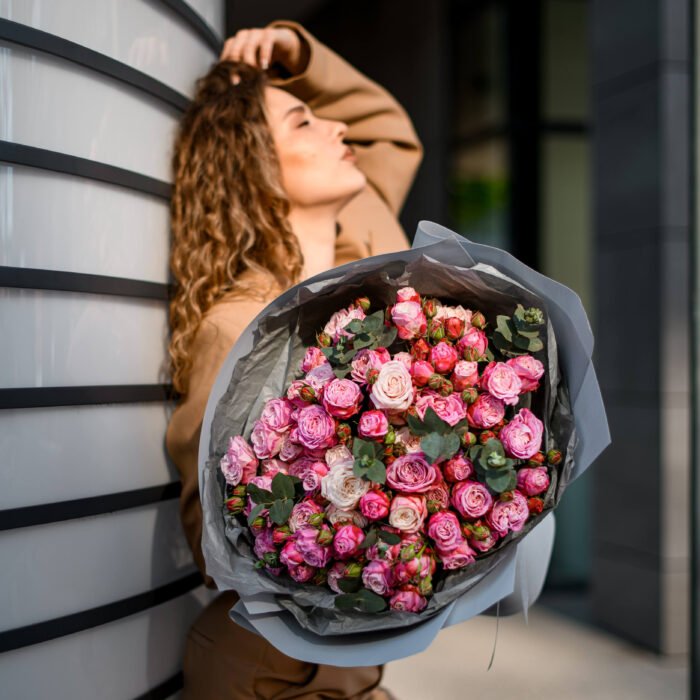 Gałązkowe piwoniowe róże z eukaliptusem - Image 5