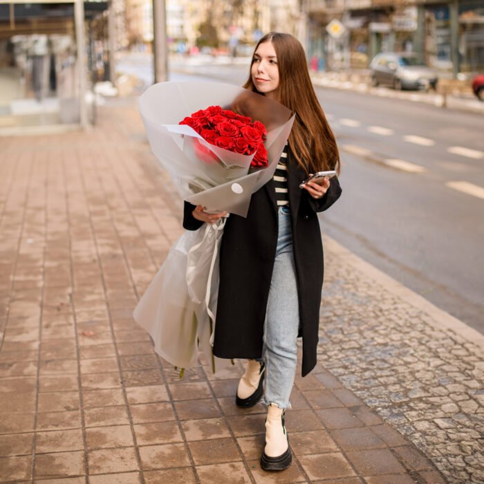 Czerwone metrowe róże - obrazek 2