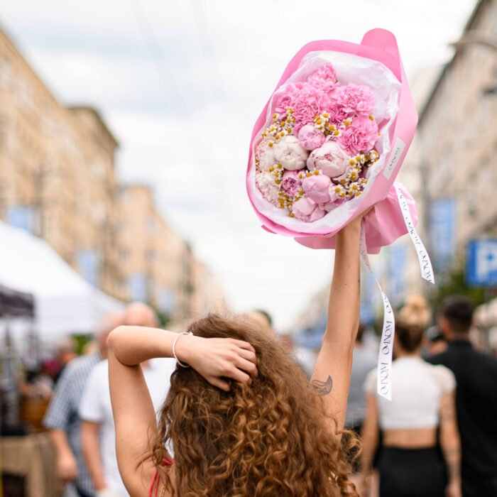 Trio bukiet (piwonie, rumianek, goździki) - obrazek 3