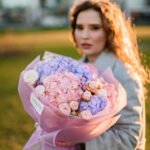 Bukiet z hortensji i piwoniowych gałązkowych róż