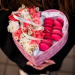 Flowerbox serce z kwiatami i makaronikami