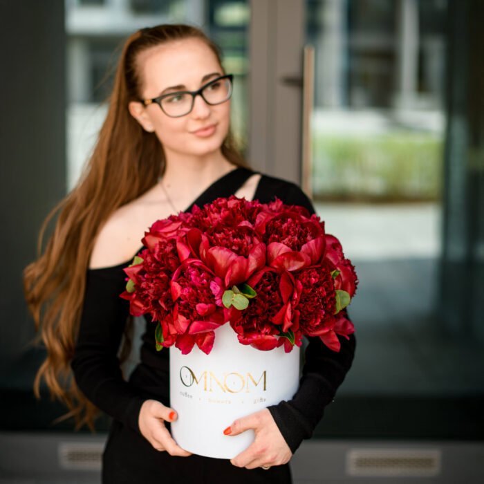 Flowerbox z bordowymi piwoniami - obrazek 2