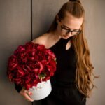 Flowerbox z bordowymi piwoniami