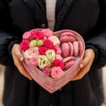 Flowerbox serce z kwiatami i makaronikami - obrazek 2