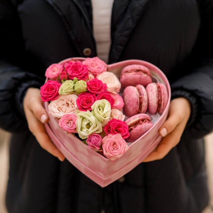 Flowerbox serce z kwiatami i makaronikami - obrazek 2