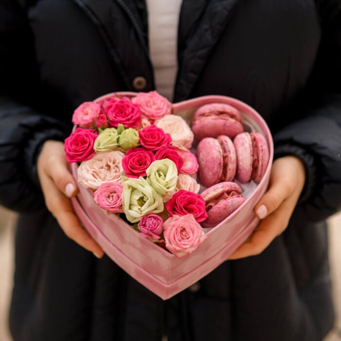 Flowerbox serce z kwiatami i makaronikami - obrazek 2