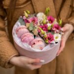 Okrągły flowerbox z makaronikami i kwiatami - obrazek 7