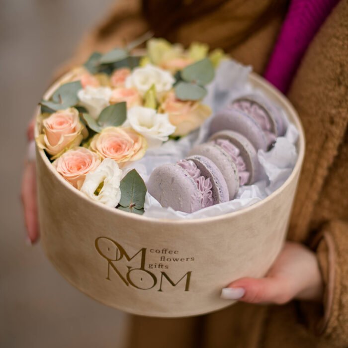 Okrągły flowerbox z makaronikami i kwiatami - obrazek 6