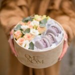 Okrągły flowerbox z makaronikami i kwiatami - obrazek 5