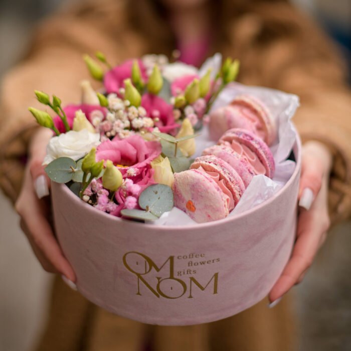 Okrągły flowerbox z makaronikami i kwiatami - obrazek 4