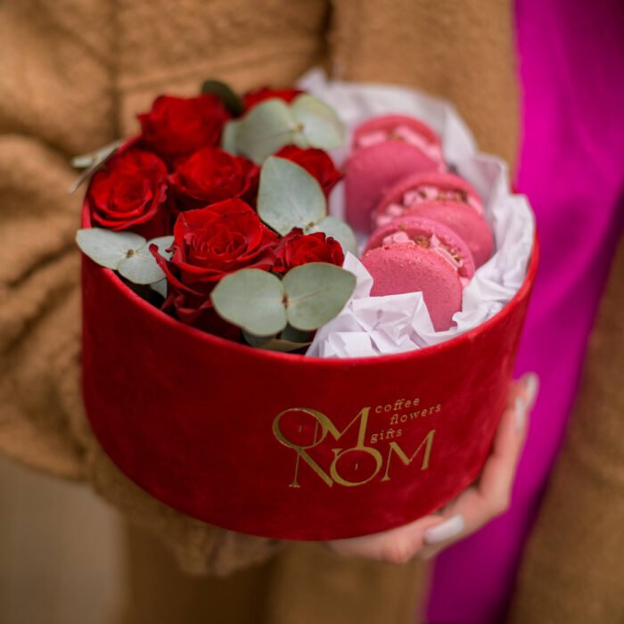 Okrągły flowerbox z makaronikami i kwiatami - obrazek 3