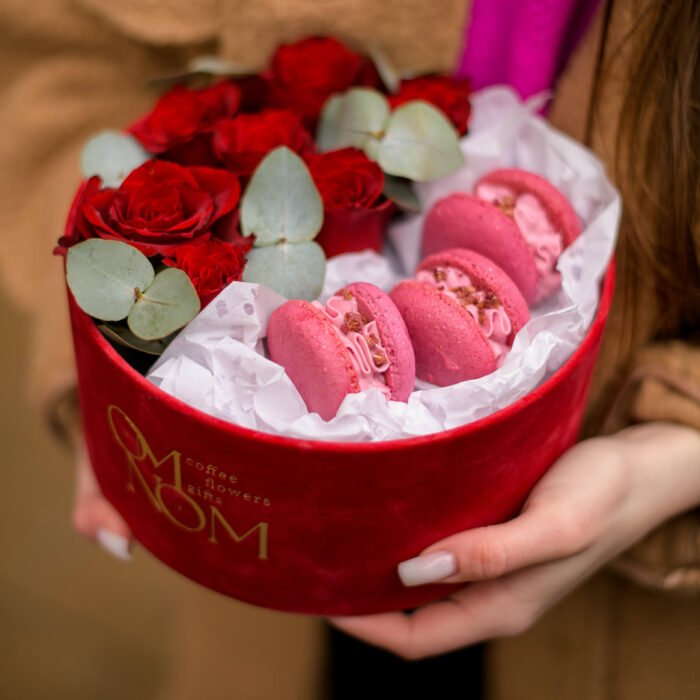 Okrągły flowerbox z makaronikami i kwiatami - obrazek 2