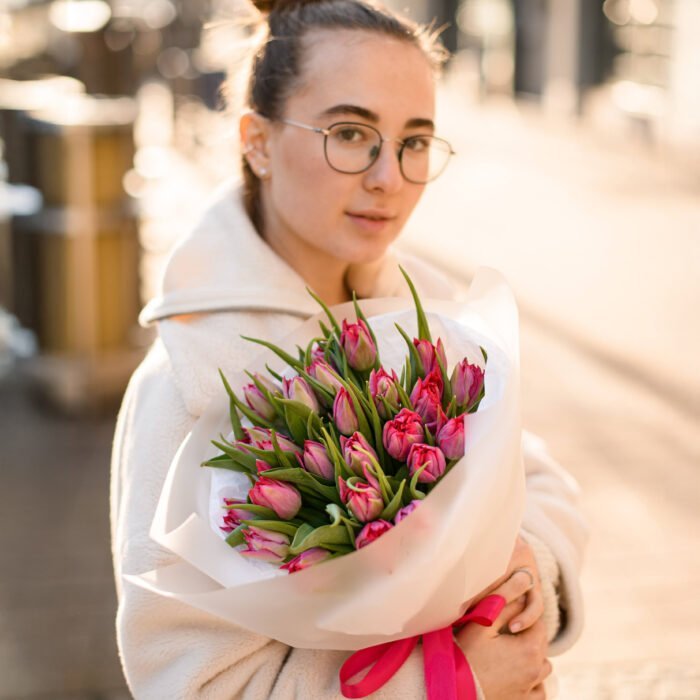 Mono bukiet z piwoniowych tulipanów — изображение 4