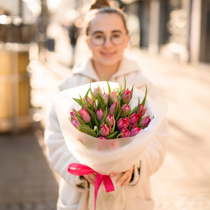 Mono bukiet z piwoniowych tulipanów — изображение 6