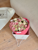 Mix piwoniowych róż z rumiankiem - obrazek 3