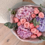 Trio bukiet - (hortensje, piwoniowe róże, eukaliptus) - obrazek 2