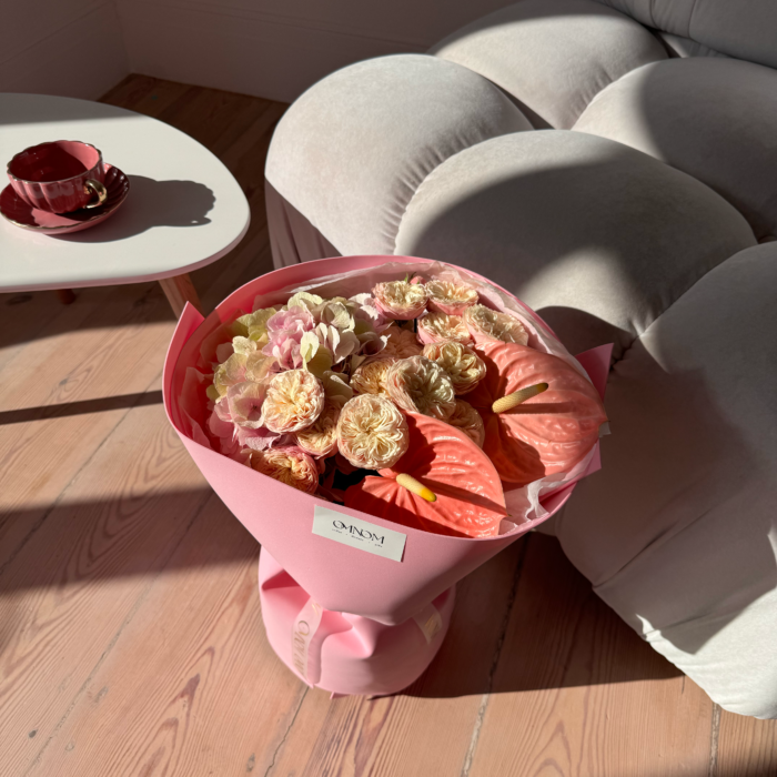 Trio bukiet (hortensje, piwoniowe róże, anturium) - Image 3