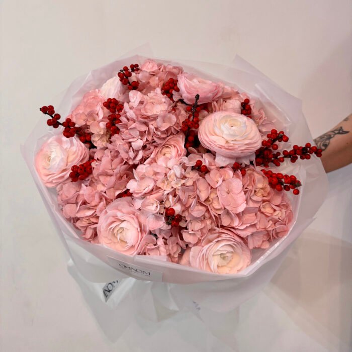 Trio bukiet (Różowe hortensje, jaskry, illex) - obrazek 1