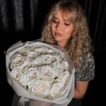 Buket z białymi brokatowymi różami