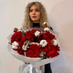 Buket z francuskimi różami i bawełną